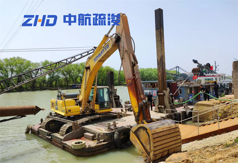 反铲式挖泥船工作现场
