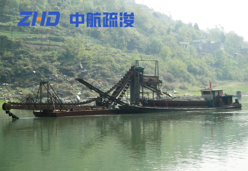 链斗式挖沙船