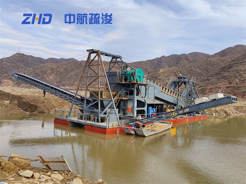 链斗式挖沙船